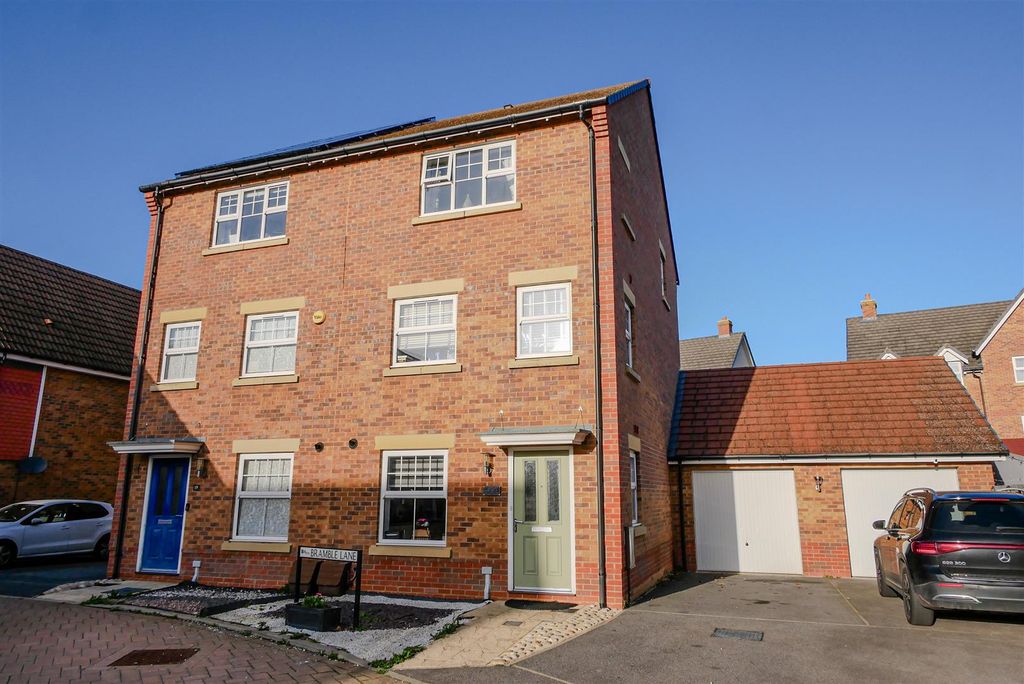 Property photo 1 of 12 Approach