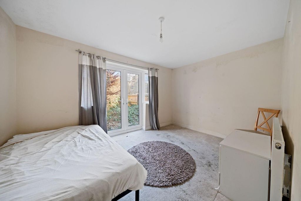 Property photo 3 of 12 01-703A2361 - Propworld - Ns - Ground Floor Flat,