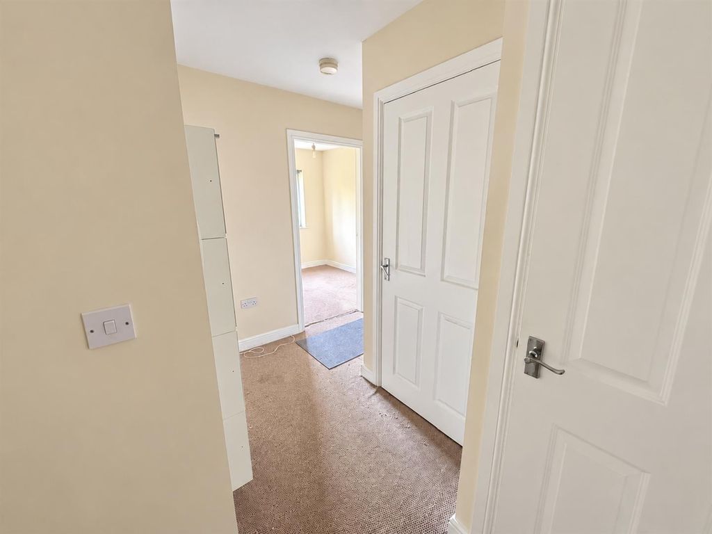 Property photo 2 of 9 Hallway