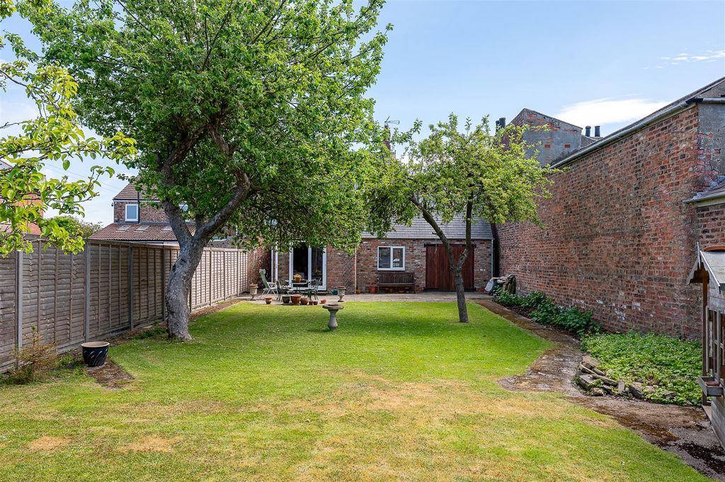 Property photo 2 of 24 Garden