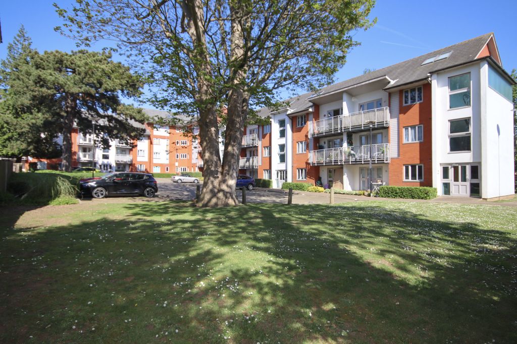 Property photo 2 of 17 Communal Gardens