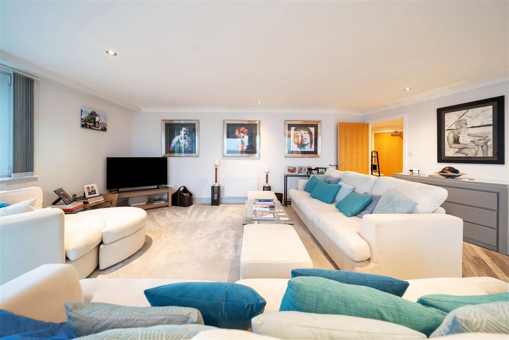 Property photo 2 of 16 Flat 1003-36.Jpg