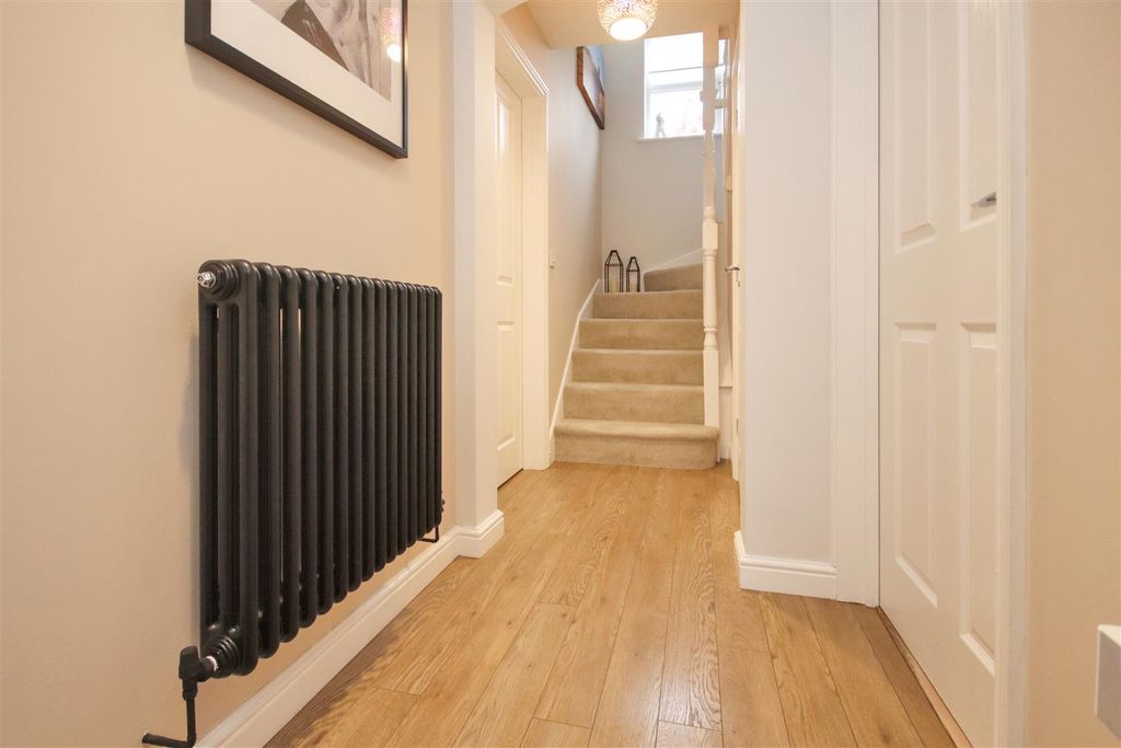 Property photo 3 of 20 Entrance Hallway