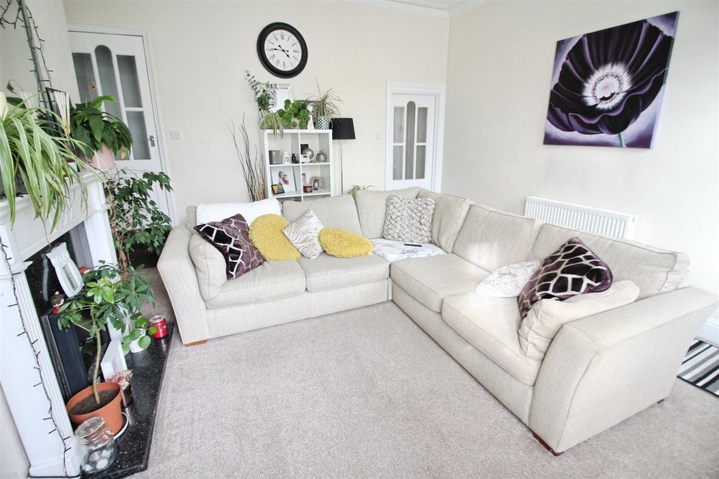 Property photo 3 of 15 Lounge