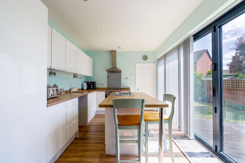 Property photo 3 of 9 Kitchen / Dining Room