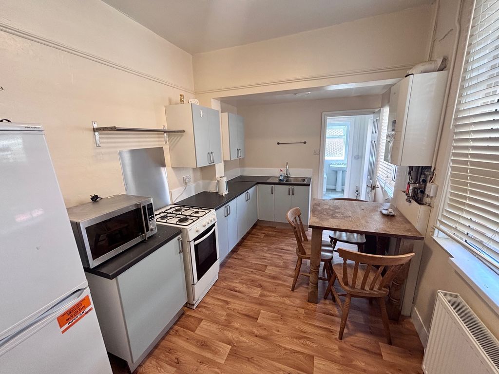 Property photo 3 of 8 Kitchen