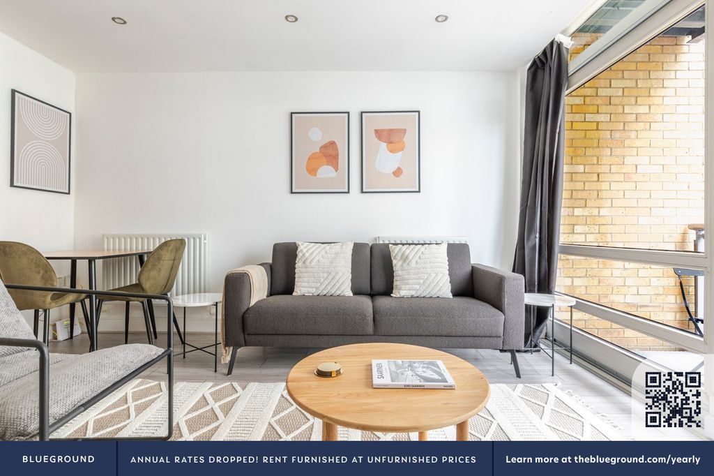 Property photo 3 of 17 Living Room