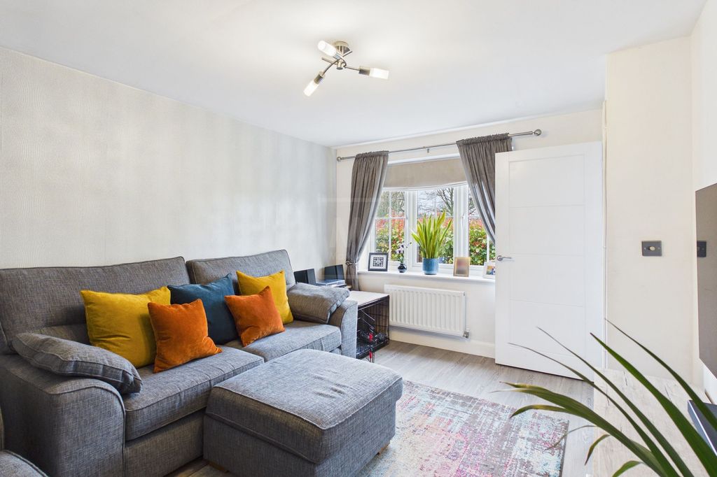 Property photo 2 of 19 Lounge