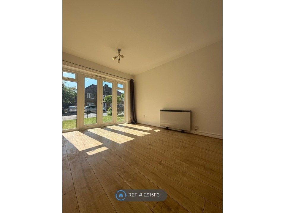 Property photo 1 of 10 Living Room