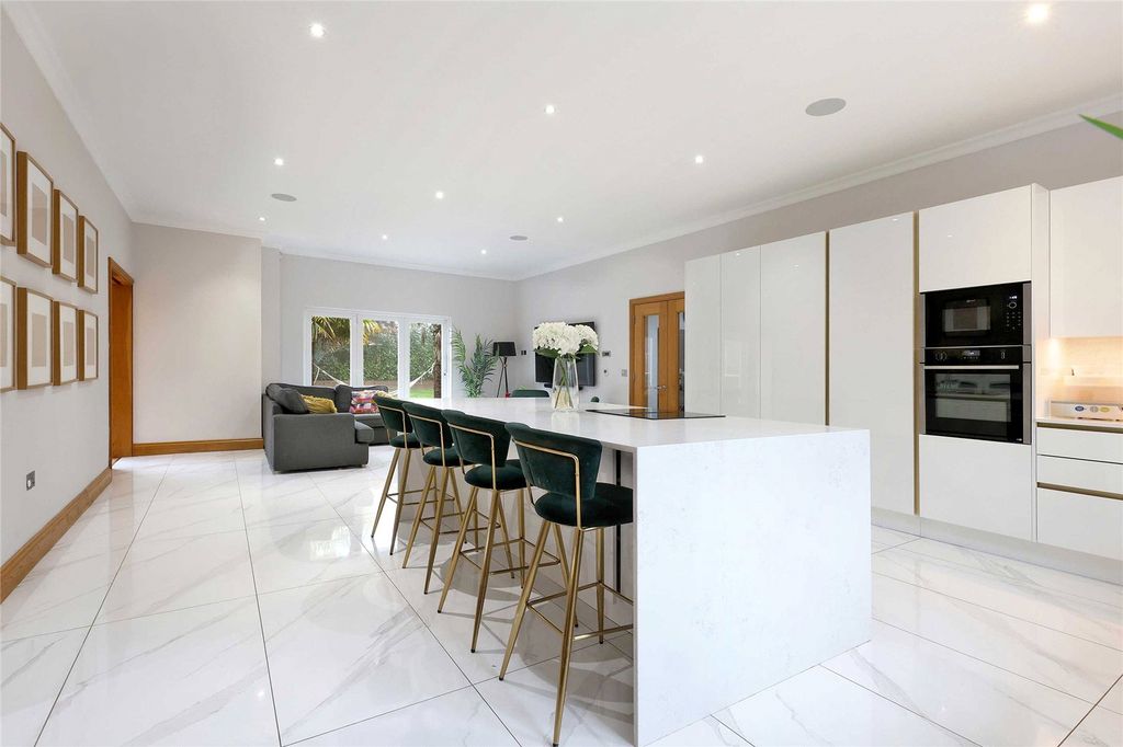 Property photo 3 of 16 Kitchen/Breakfast