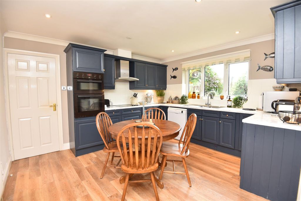 Property photo 3 of 17 Kitchen/Breakfast Room