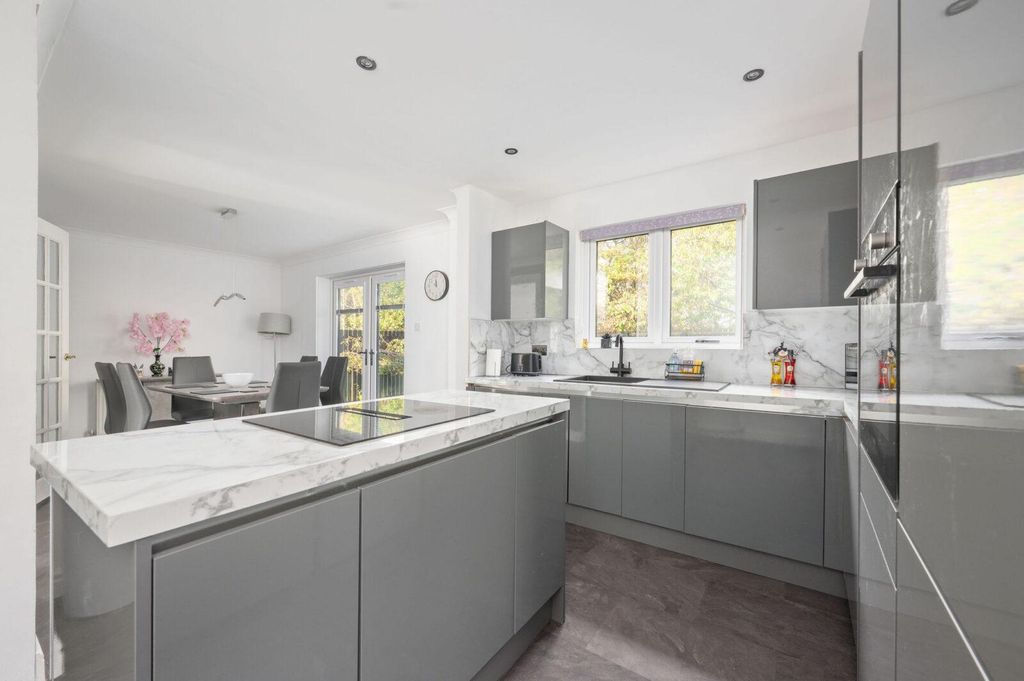 Property photo 2 of 31