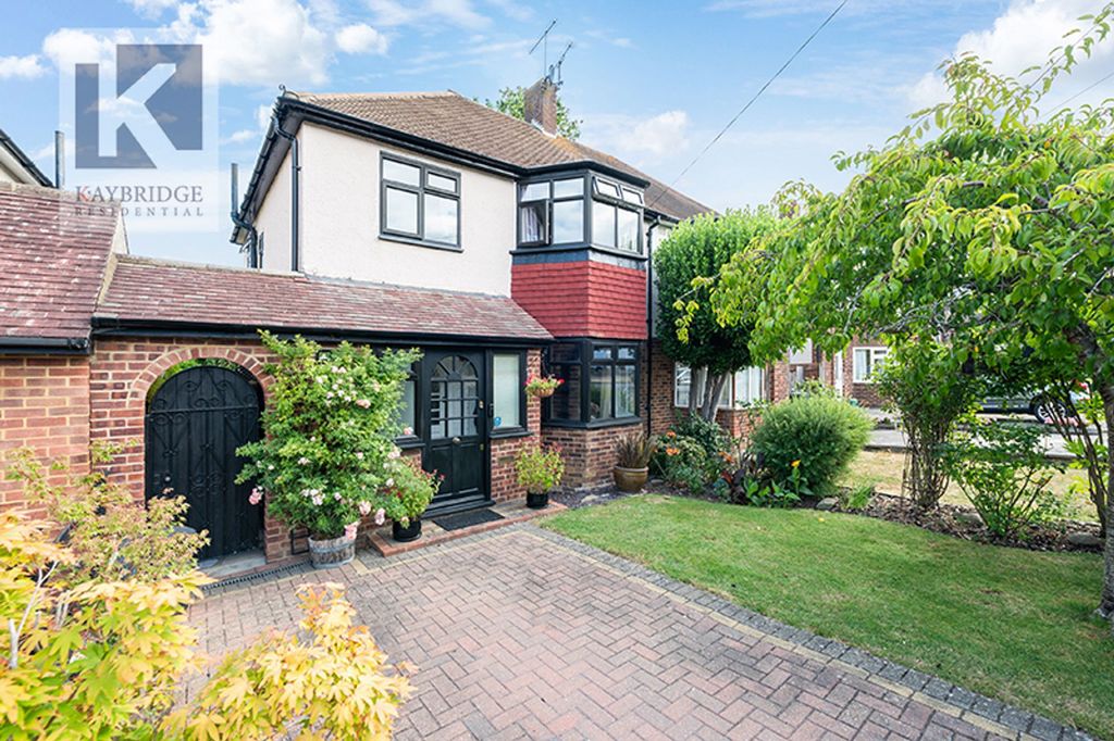 Property photo 1 of 16 Cunliffe Road, Epsom - Kt19 0Rj