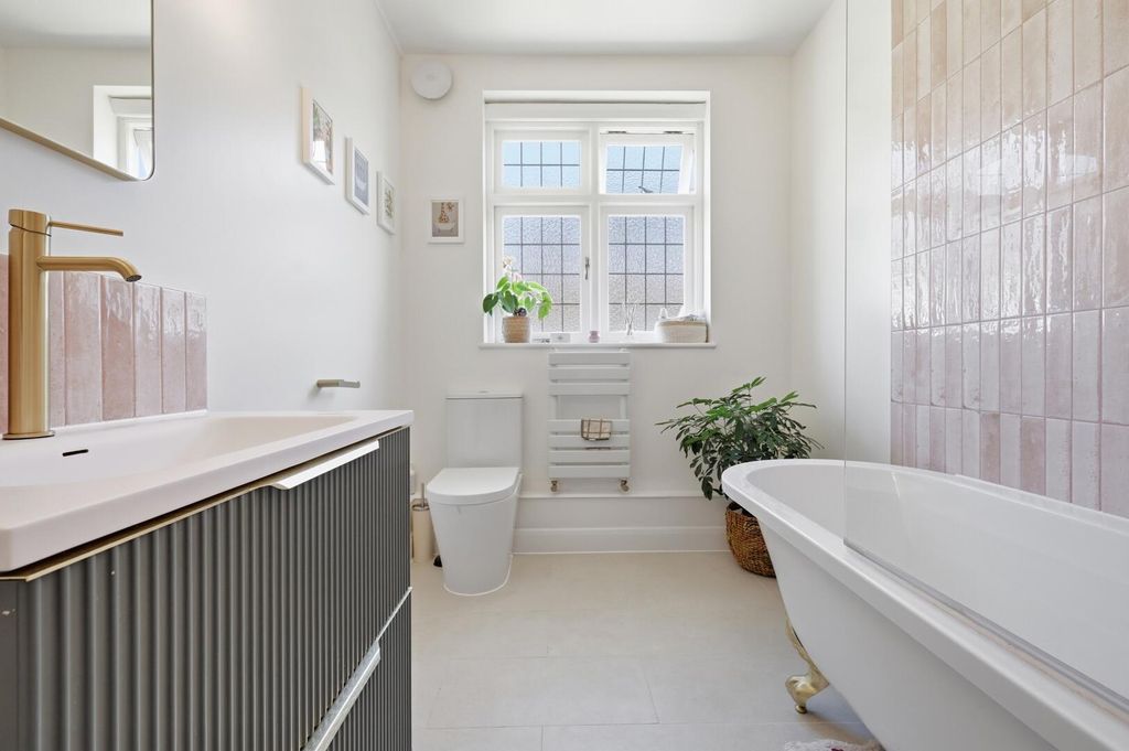 Property photo 2 of 17 Bathroom