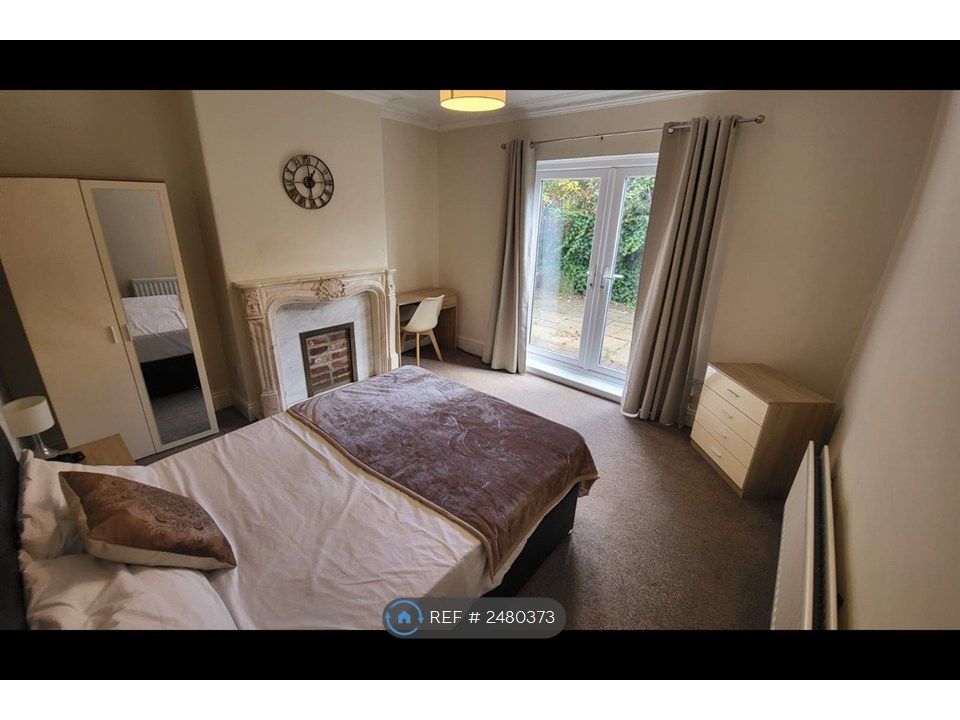 Property photo 1 of 10 Room 1 - Available