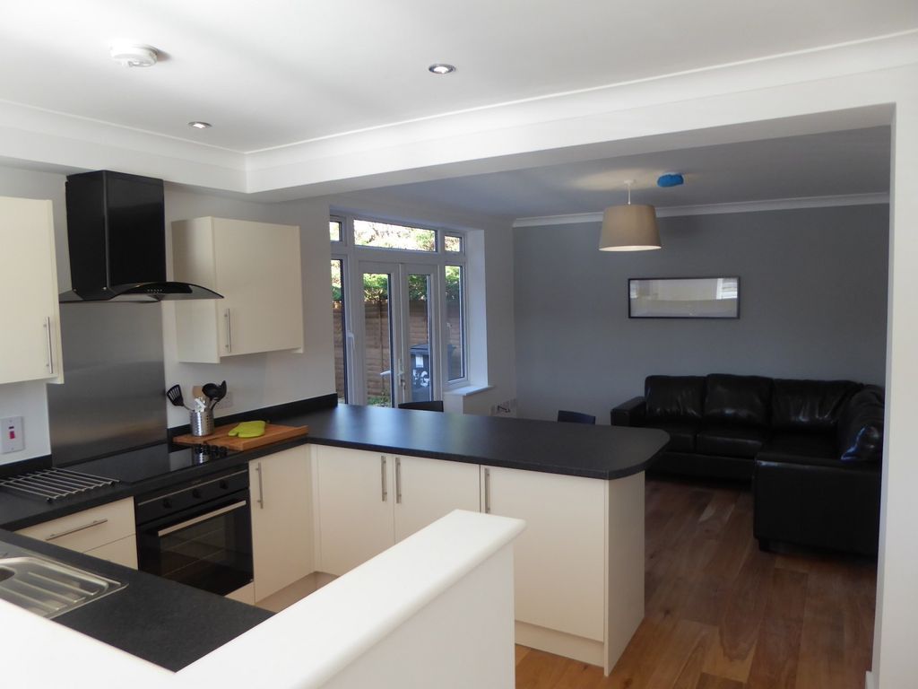 Property photo 2 of 7 Kitchen