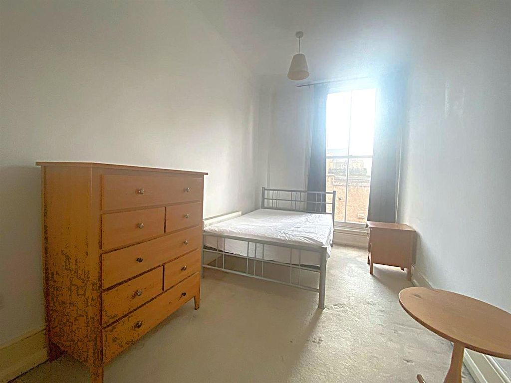Property photo 2 of 8 Copy Bedroom 1 c9F1F24c-E9F3-4F1c-B6E6-4c187Ea888d