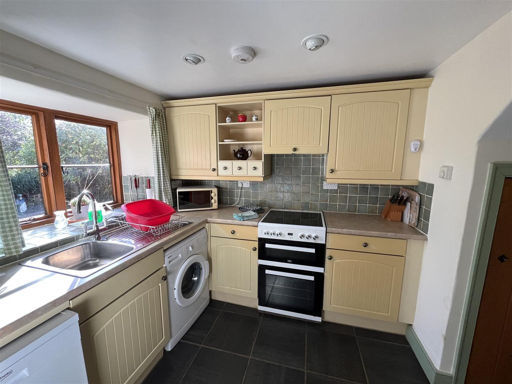 Property photo 3 of 10 Kitchen