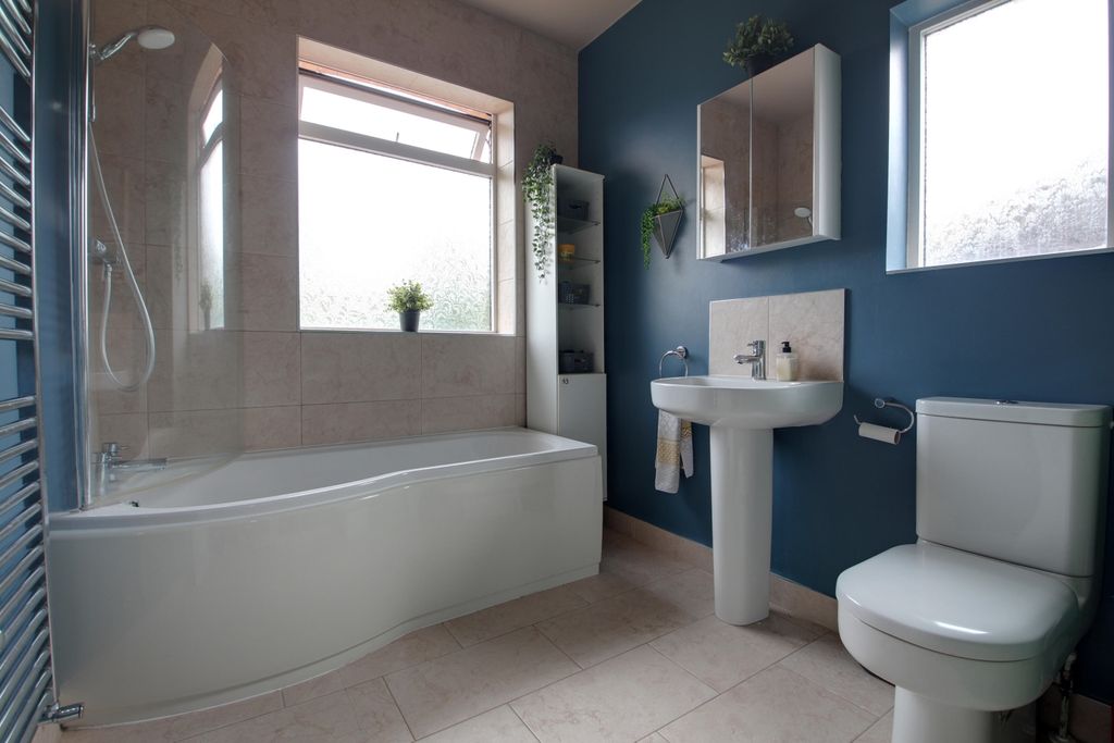 Property photo 3 of 17 Bathroom