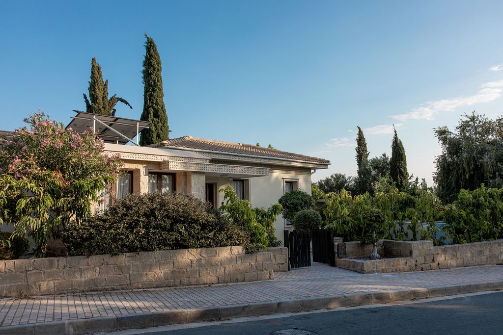 Property photo 1 of 28