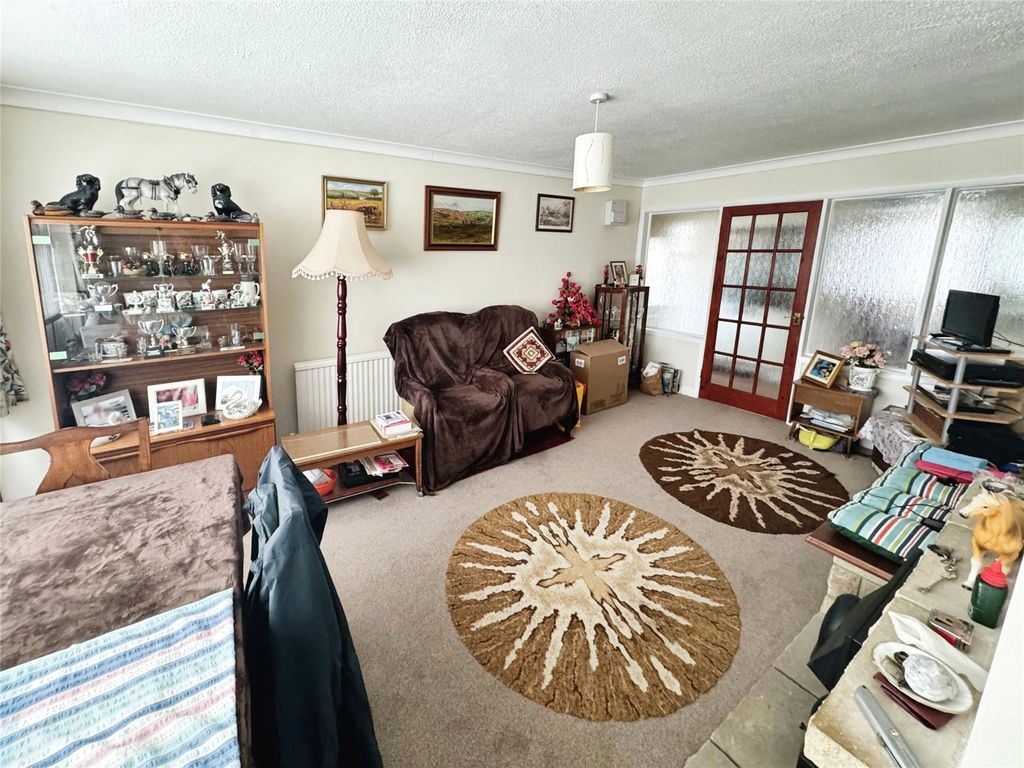 Property photo 2 of 11 Lounge