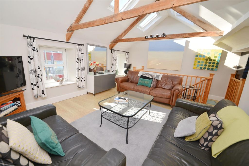 Property photo 1 of 17 Living Room