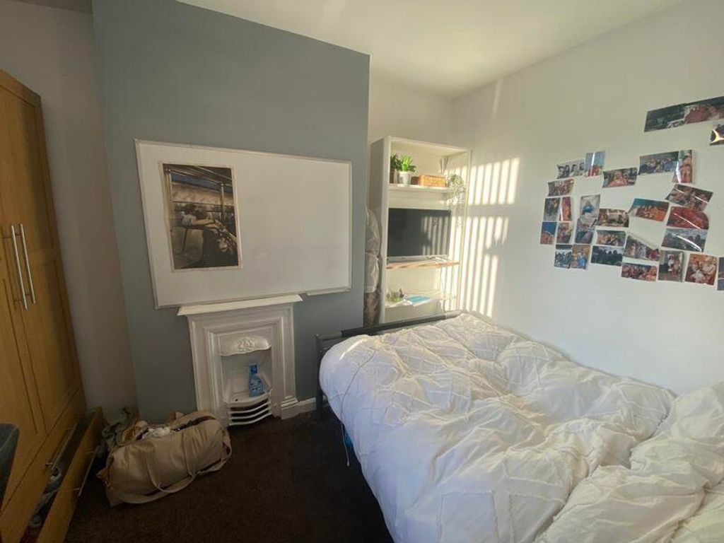 Property photo 3 of 10 A Cozy And Inviting Double Bedroom With Ample Natu...