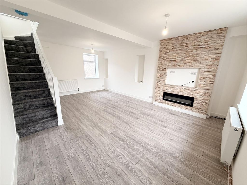 Property photo 1 of 22 Bright And Airy Lounge With Feature Fireplace...