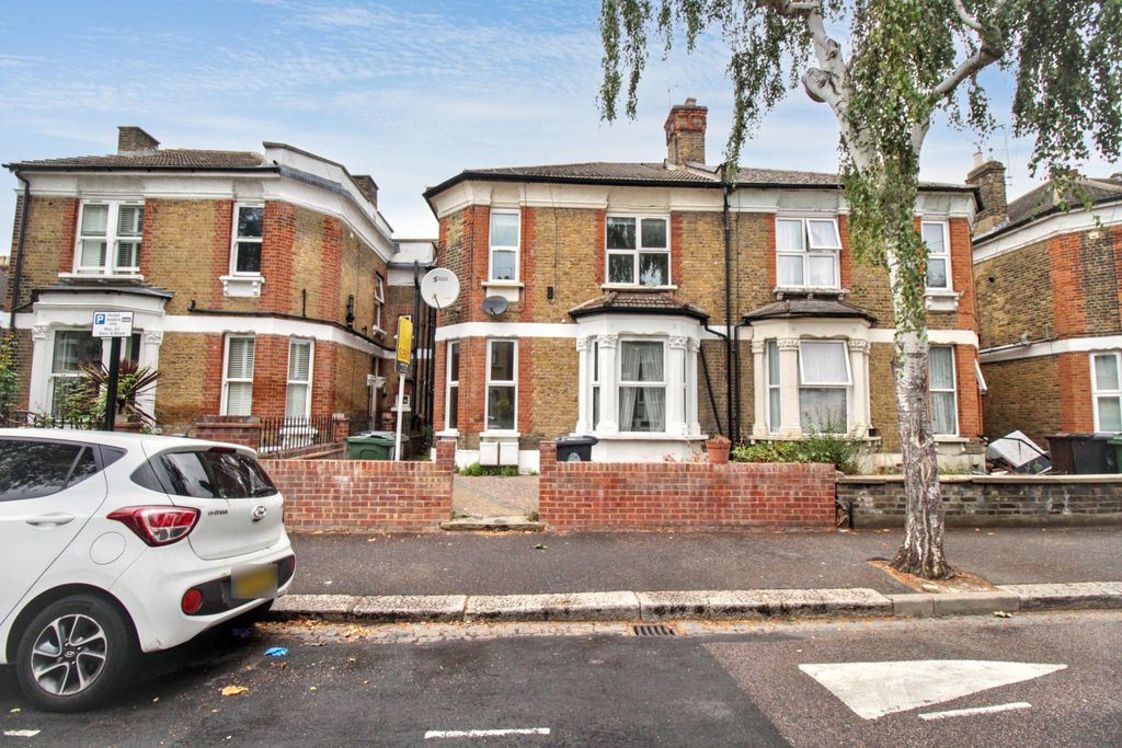 Property photo 1 of 17 Flats 1 & 2, 3 Scotts Road, Leyton, London, E10 6Ln