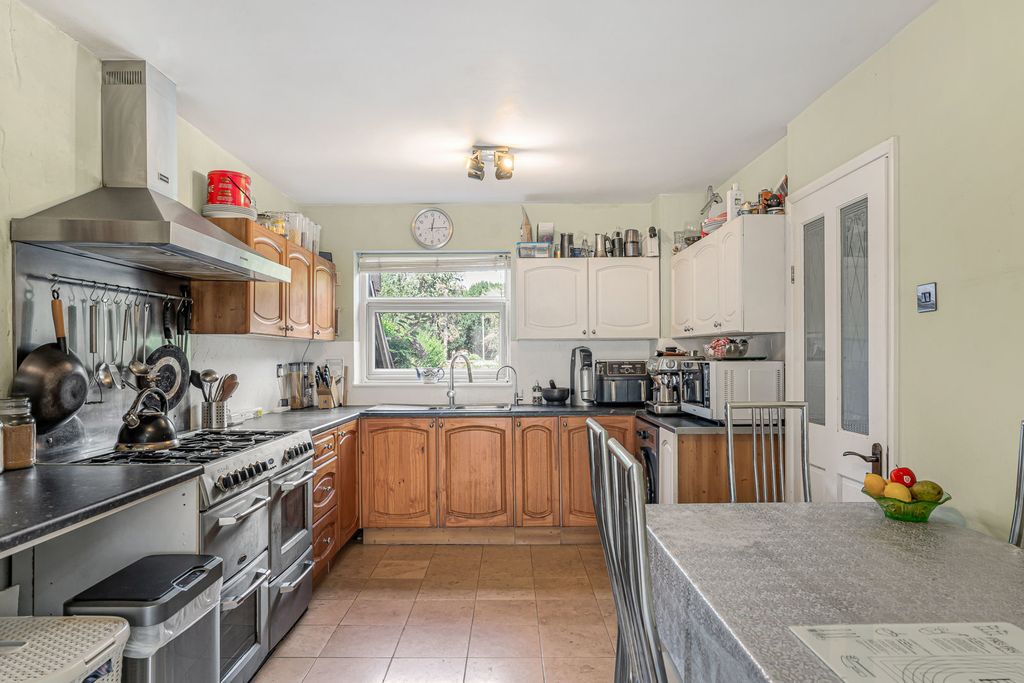 Property photo 3 of 11 Kitchen