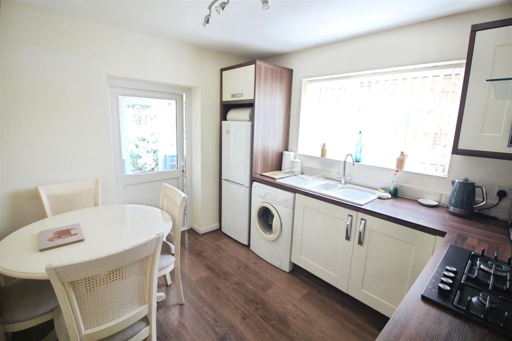 Property photo 2 of 11 Kitchen