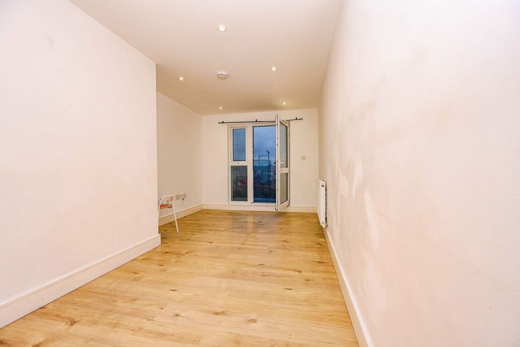 Property photo 3 of 9 Pbox-Img.Jpg