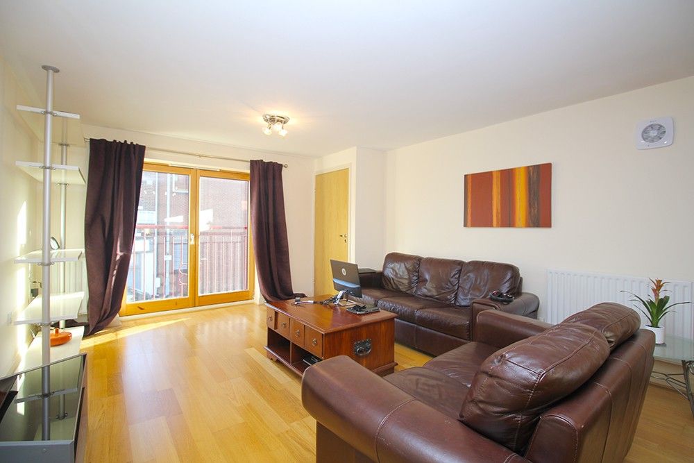 Property photo 3 of 13 Livingroom