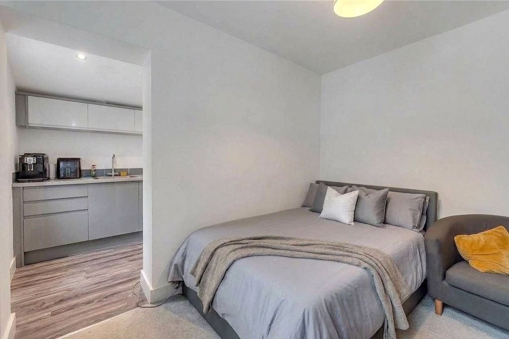 Property photo 1 of 7 Bedroom