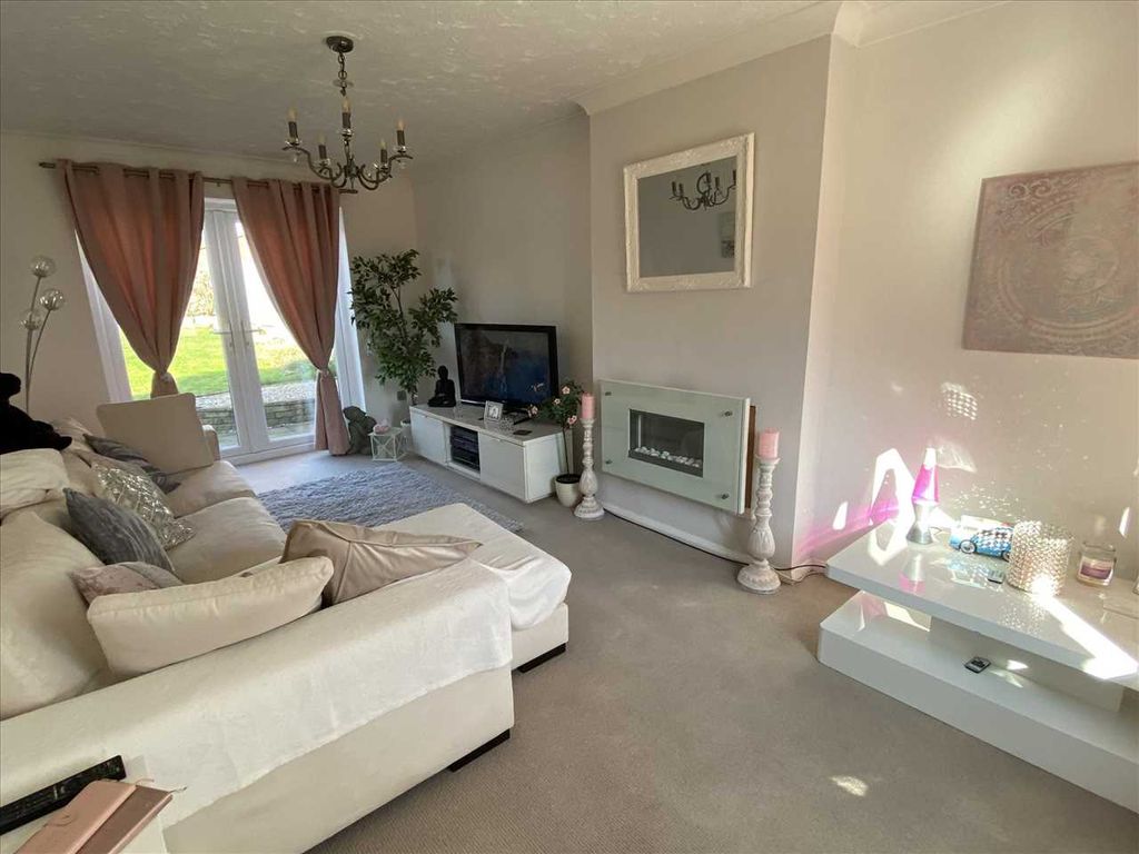 Property photo 3 of 10 Lounge: