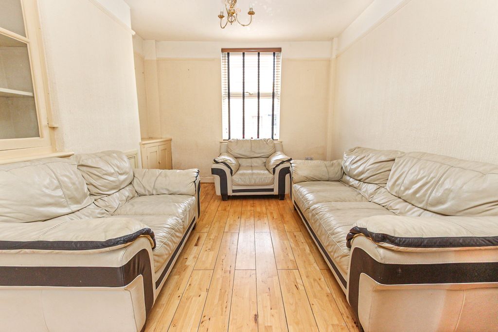 Property photo 3 of 10 Lounge Area