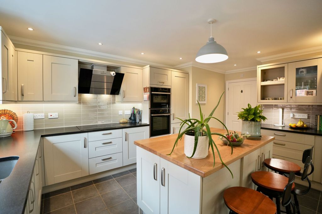 Property photo 3 of 38 Kitchen/Breakfast Room