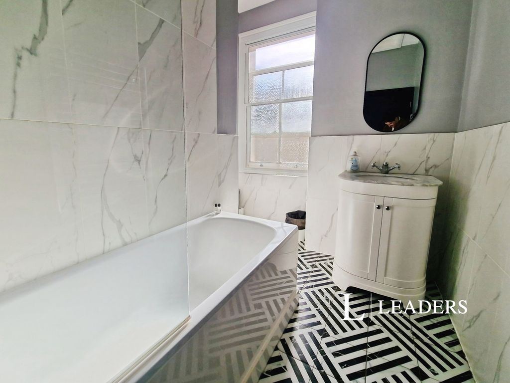 Property photo 3 of 9 Bathroom