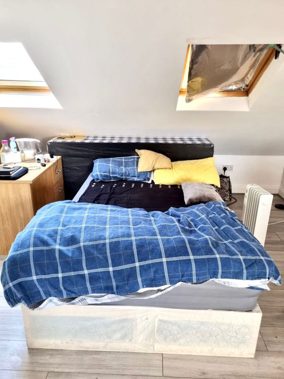 Property photo 1 of 7 Loft Converted Studio Flat Ideal For Working Couples - Green Street