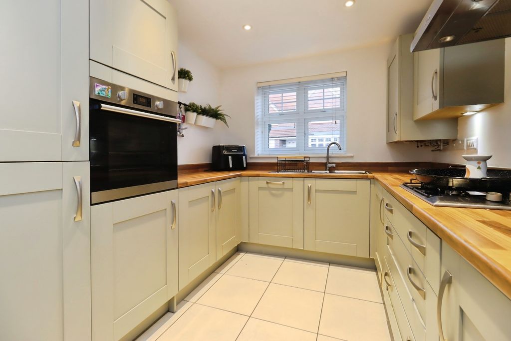 Property photo 2 of 14 Kitchen
