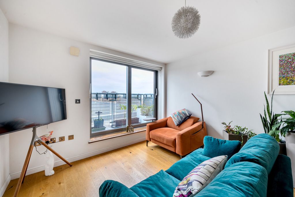 Property photo 2 of 13 Lounge