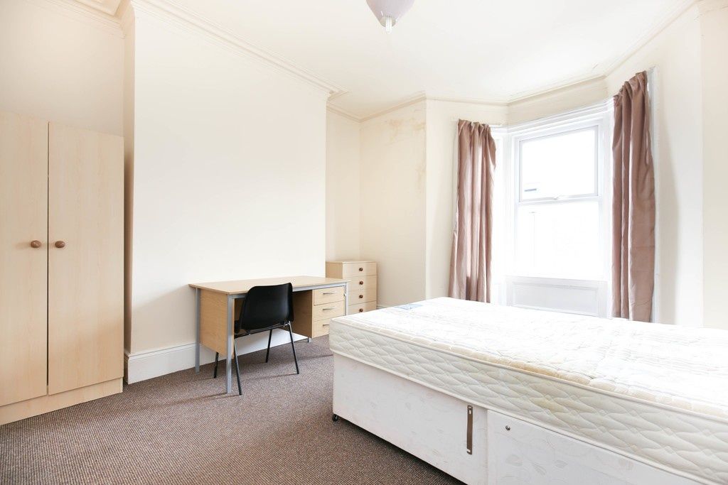 Property photo 2 of 4 Bright, Well-Presented Double Bedroom With Large B...