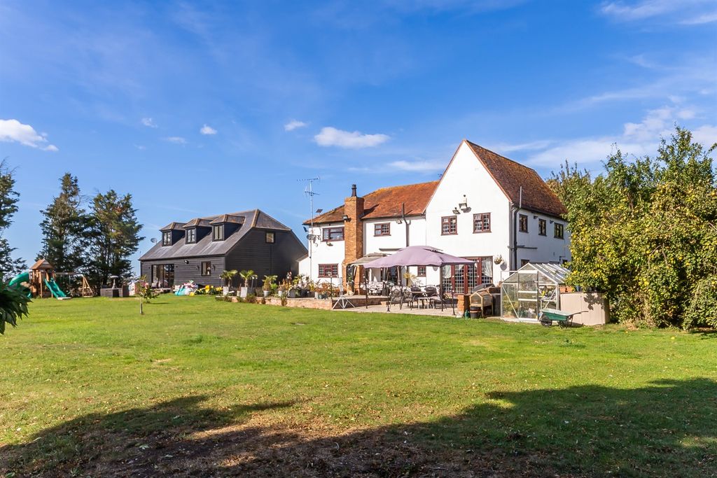 Property photo 1 of 30 Gardens