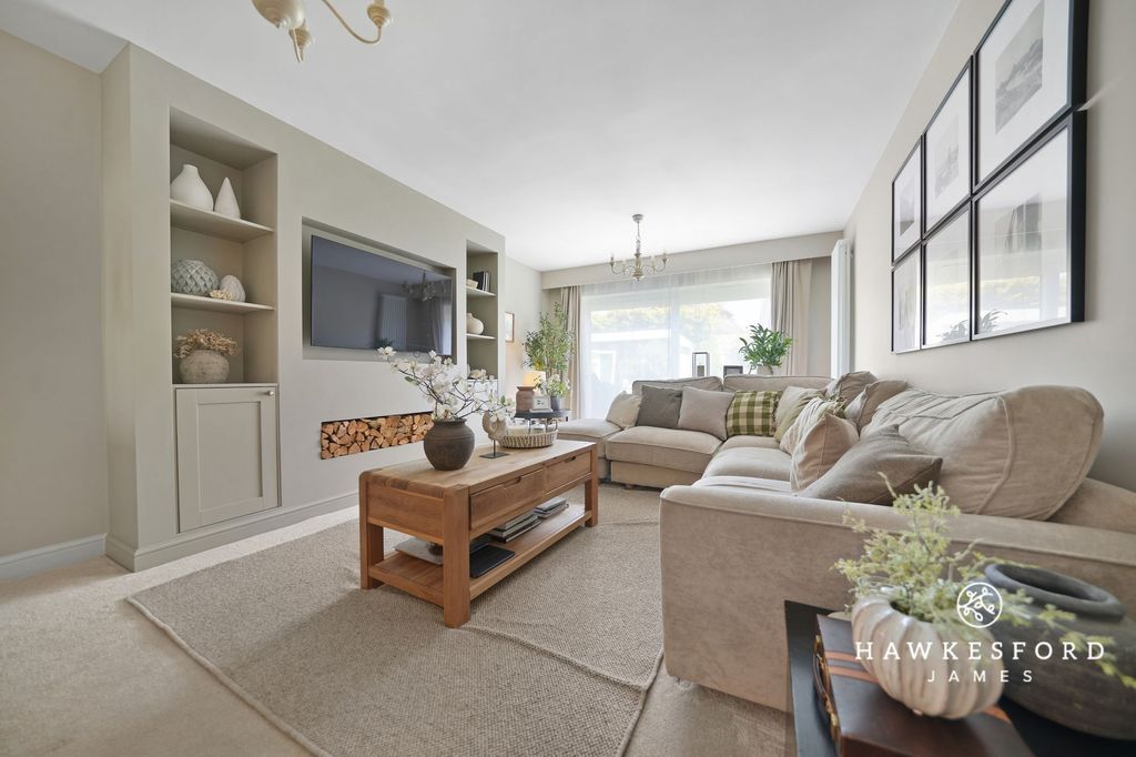 Property photo 2 of 31 Chegworth Gardens, Sittingbourne - Lounge