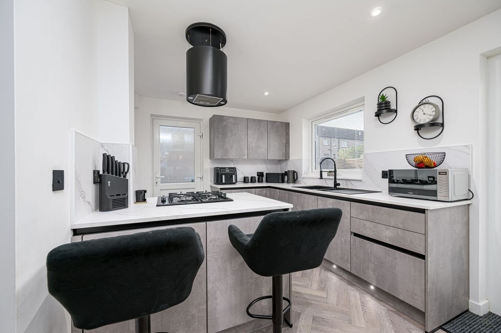 Property photo 3 of 17 Kitchen