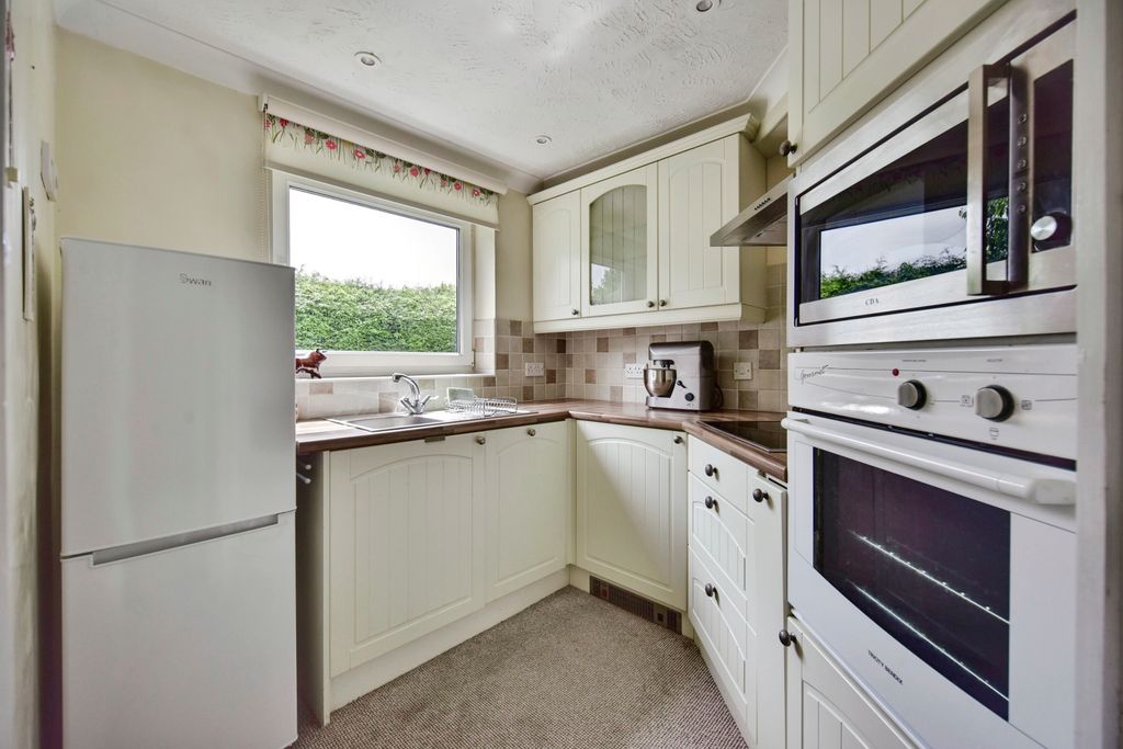 Property photo 3 of 10 Kitchen