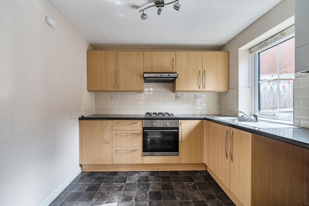 Property photo 3 of 19 Kitchen