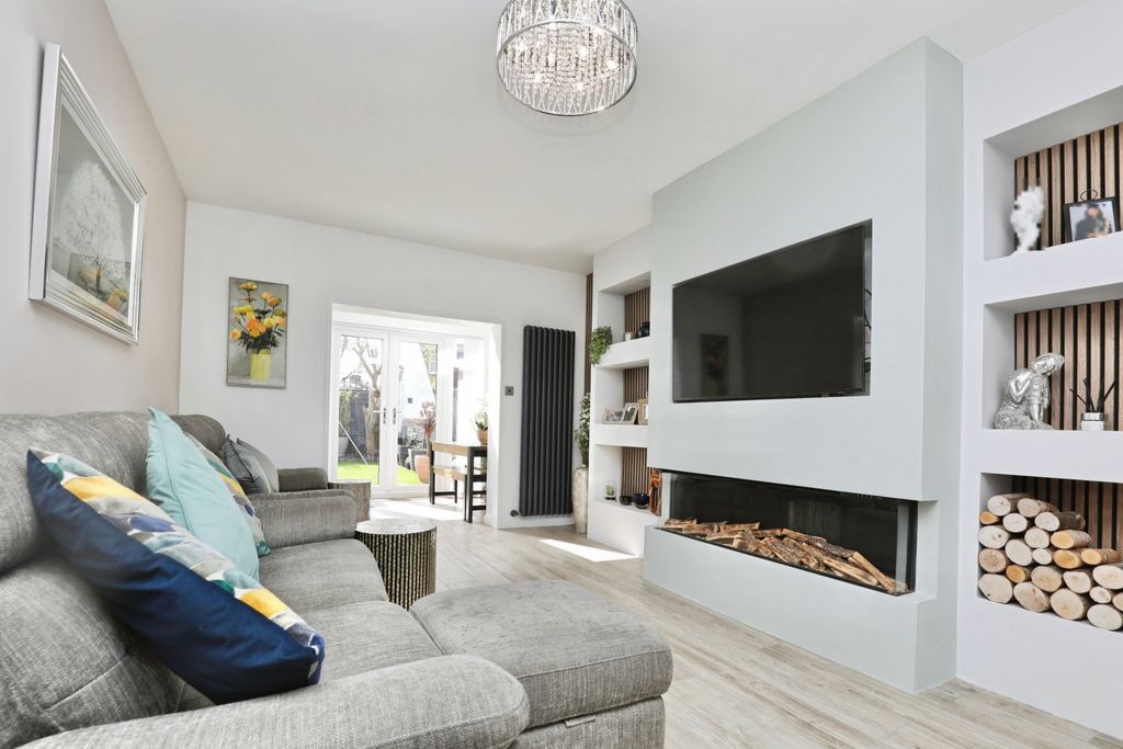 Property photo 2 of 21 Lounge