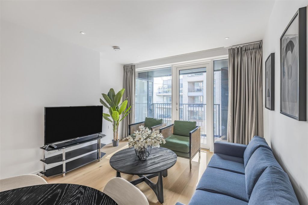 Property photo 1 of 21 Lounge