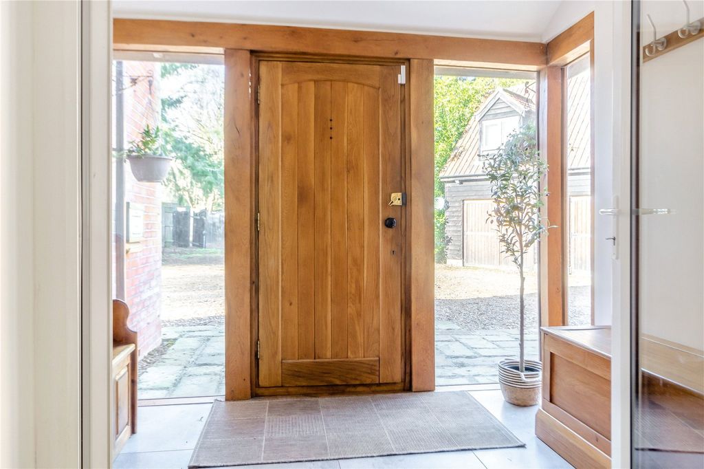Property photo 2 of 39 Entrance Hall
